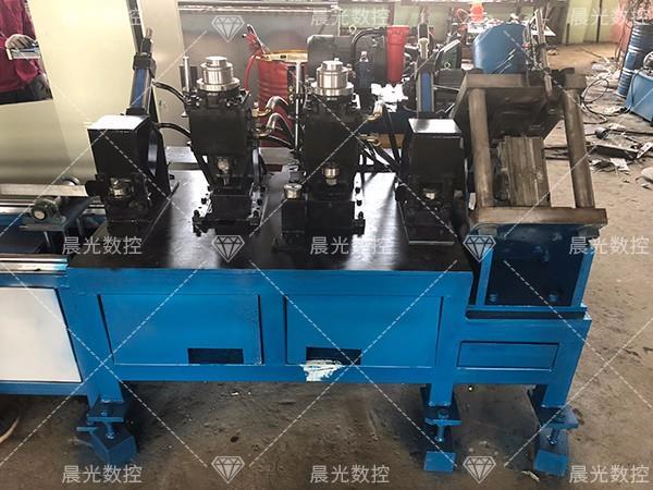 使用角鋼沖孔機(jī)的注意事項(xiàng) 使用角鋼沖孔機(jī)的注意事項(xiàng)